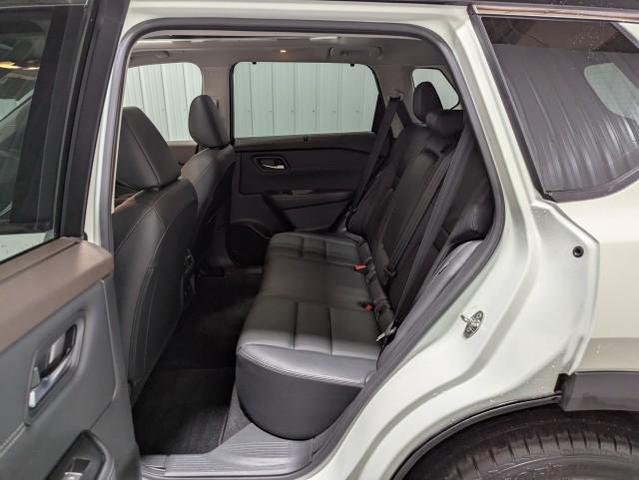 Photo of 2023 Pearl White Tricoat/Super Black Nissan Rogue