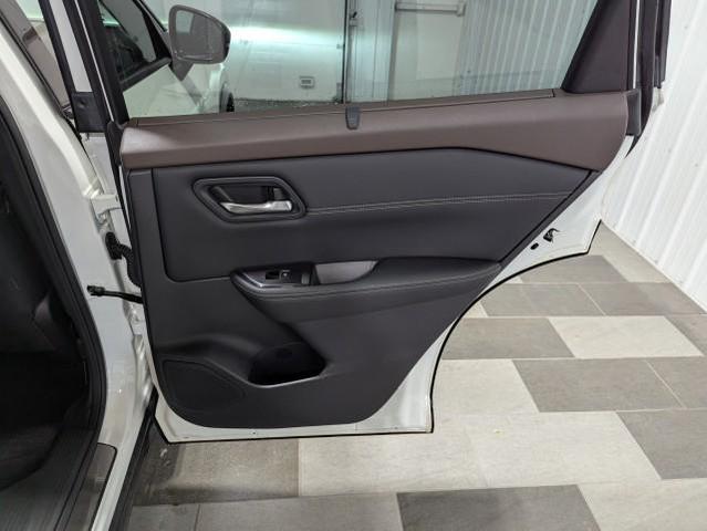 Photo of 2023 Pearl White Tricoat/Super Black Nissan Rogue