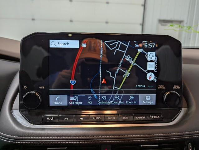 Photo of 2023 Pearl White Tricoat/Super Black Nissan Rogue