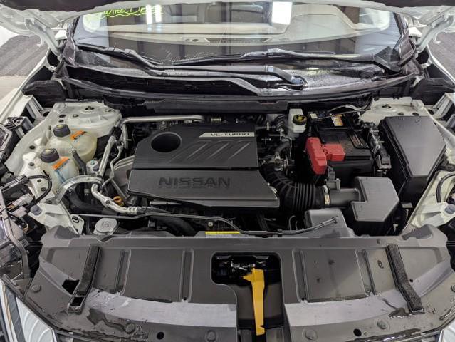 Photo of 2023 Pearl White Tricoat/Super Black Nissan Rogue