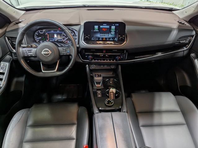 Photo of 2023 Pearl White Tricoat/Super Black Nissan Rogue