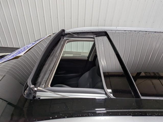 Photo of 2023 Pearl White Tricoat/Super Black Nissan Rogue
