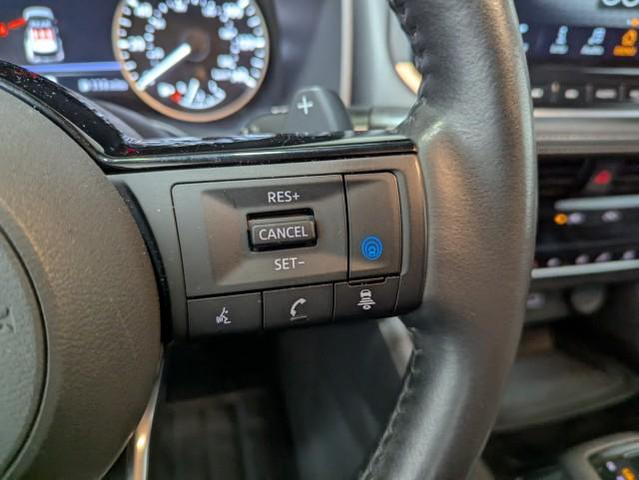 Photo of 2023 Pearl White Tricoat/Super Black Nissan Rogue