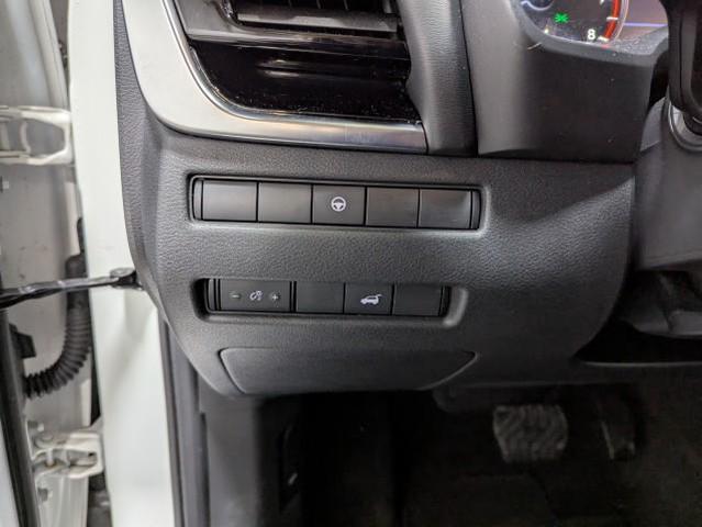 Photo of 2023 Pearl White Tricoat/Super Black Nissan Rogue
