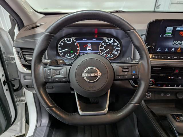Photo of 2023 Pearl White Tricoat/Super Black Nissan Rogue