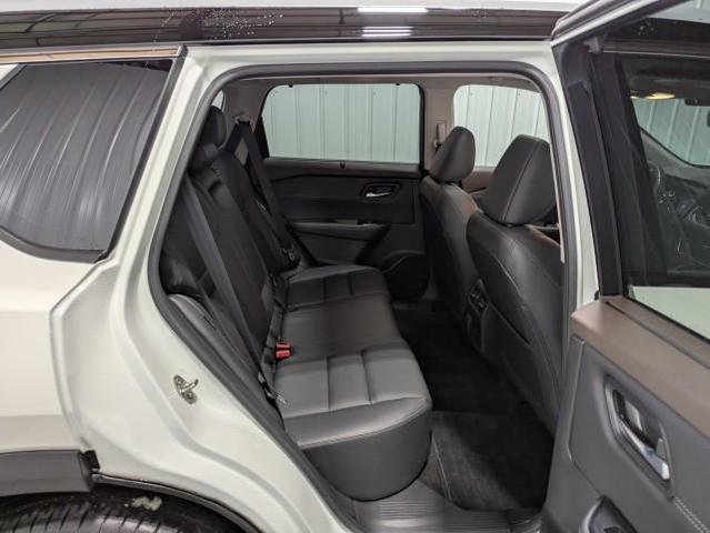 Photo of 2023 Pearl White Tricoat/Super Black Nissan Rogue
