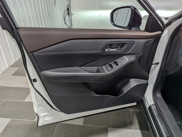 Photo of 2023 Pearl White Tricoat/Super Black Nissan Rogue