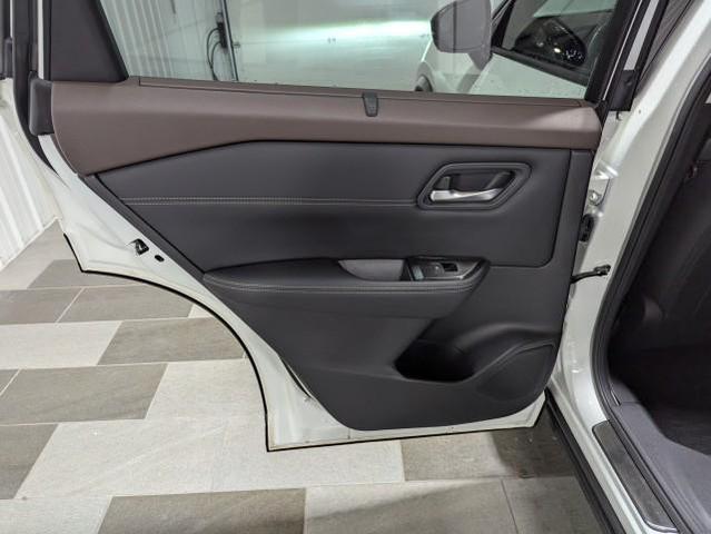 Photo of 2023 Pearl White Tricoat/Super Black Nissan Rogue