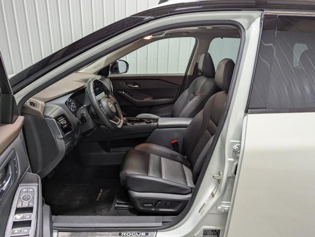 Photo of 2023 Pearl White Tricoat/Super Black Nissan Rogue