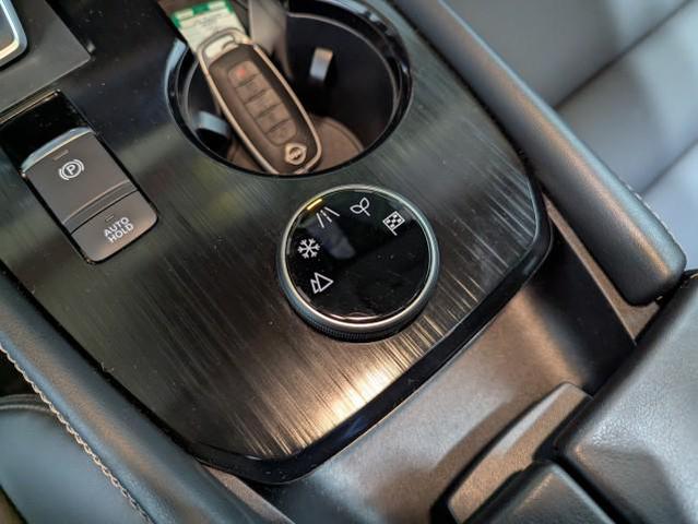 Photo of 2023 Pearl White Tricoat/Super Black Nissan Rogue