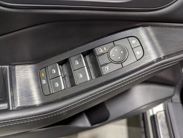 Photo of 2023 Pearl White Tricoat/Super Black Nissan Rogue