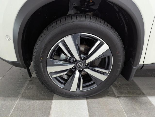 Photo of 2023 Pearl White Tricoat/Super Black Nissan Rogue