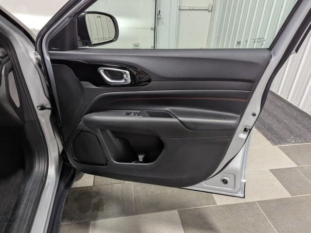 Photo of 2024 Silver Zynith Metallic Clearcoat Jeep Compass