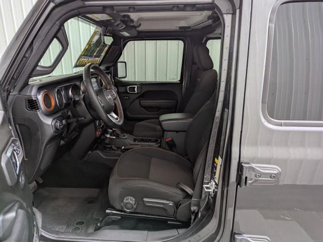 Photo of 2023 Granite Crystal Metallic Clearcoat Jeep Gladiator