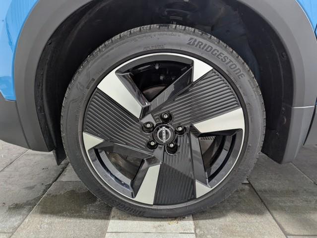 Photo of 2025 Arctic Ice Blue Metallic/Super Black Nissan Kicks