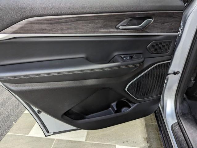 Photo of 2021 Silver Zynith Jeep Grand Cherokee L