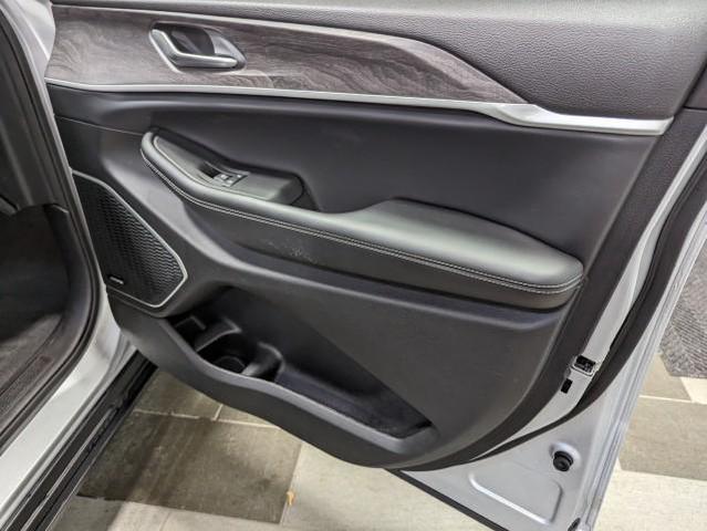 Photo of 2021 Silver Zynith Jeep Grand Cherokee L