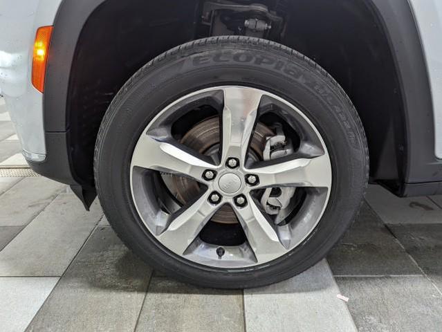 Photo of 2021 Silver Zynith Jeep Grand Cherokee L