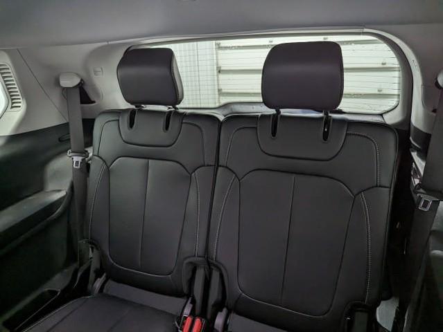 Photo of 2021 Silver Zynith Jeep Grand Cherokee L