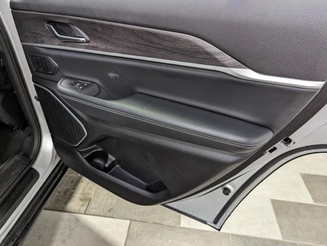 Photo of 2021 Silver Zynith Jeep Grand Cherokee L