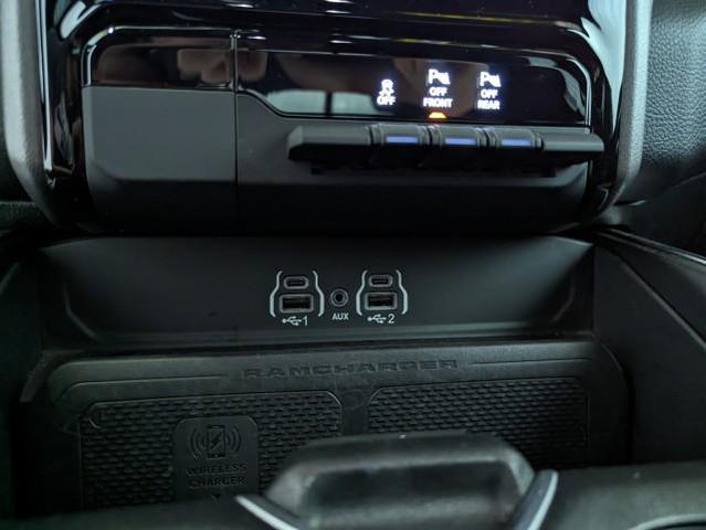 Photo of 2025 Diamond Black Crystal Pearlcoat RAM 1500
