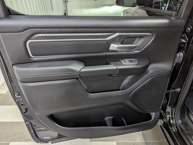 Photo of 2025 Diamond Black Crystal Pearlcoat RAM 1500