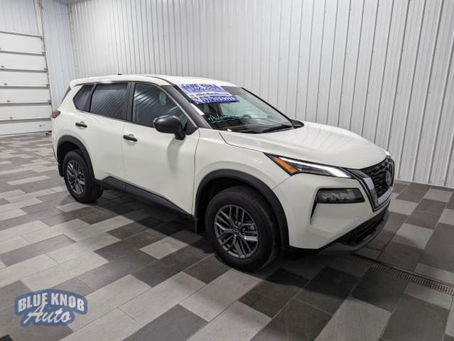 Photo of 2023 Glacier White Nissan Rogue