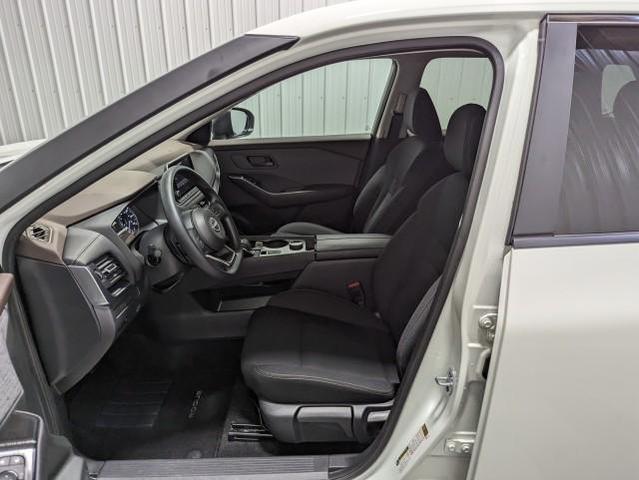 Photo of 2023 Glacier White Nissan Rogue