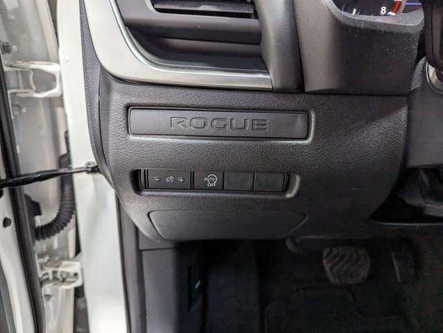 Photo of 2023 Glacier White Nissan Rogue