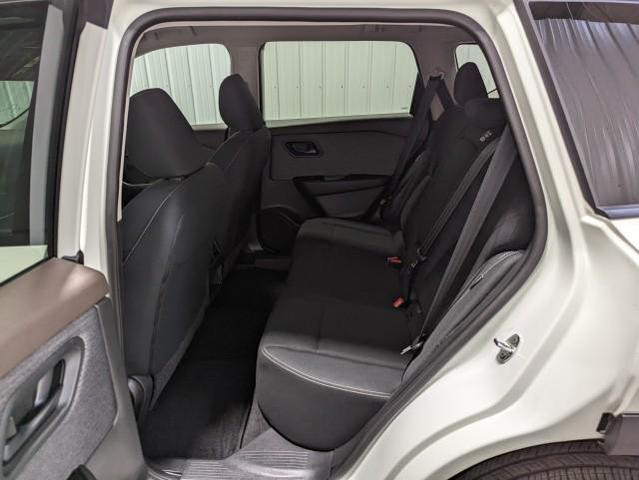 Photo of 2023 Glacier White Nissan Rogue