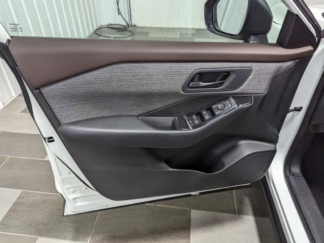 Photo of 2023 Glacier White Nissan Rogue