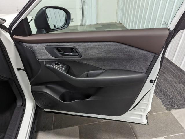 Photo of 2023 Glacier White Nissan Rogue