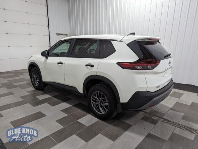 Photo of 2023 Glacier White Nissan Rogue