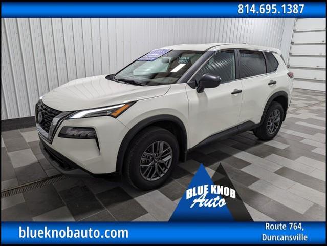 Photo of 2023 Glacier White Nissan Rogue