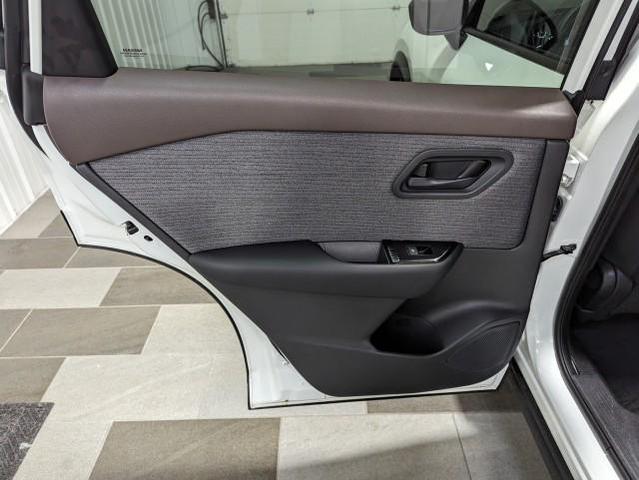 Photo of 2023 Glacier White Nissan Rogue
