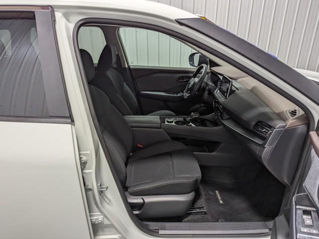 Photo of 2023 Glacier White Nissan Rogue