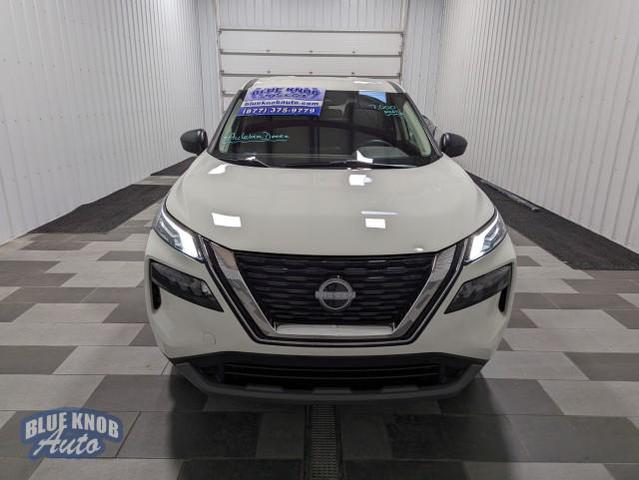 Photo of 2023 Glacier White Nissan Rogue