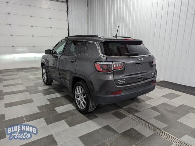 Photo of 2022 Granite Crystal Metallic Clearcoat Jeep Compass