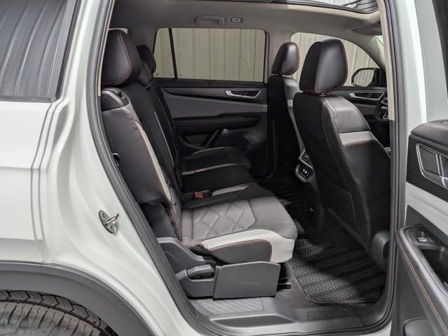 Photo of 2024 Pure White Volkswagen Atlas