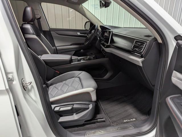 Photo of 2024 Pure White Volkswagen Atlas