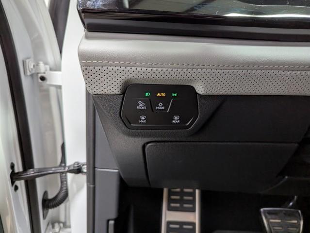 Photo of 2024 Pure White Volkswagen Atlas