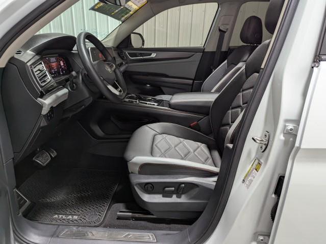 Photo of 2024 Pure White Volkswagen Atlas