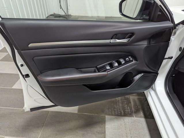 Photo of 2024 Glacier White Nissan Altima