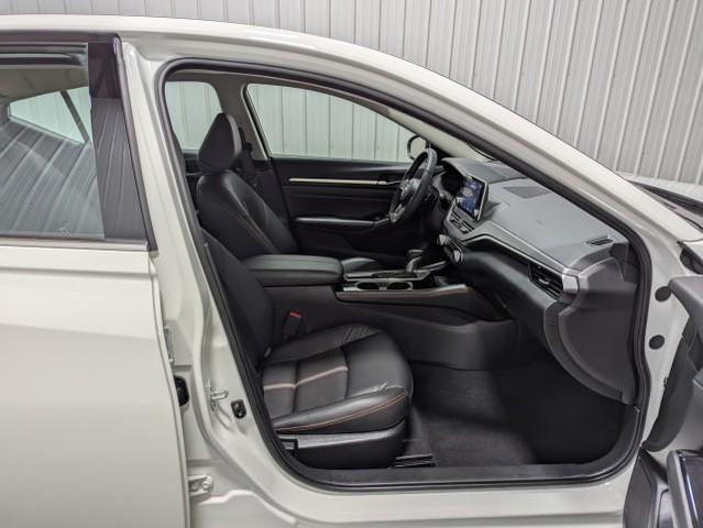 Photo of 2024 Glacier White Nissan Altima