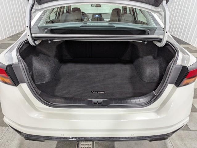 Photo of 2024 Glacier White Nissan Altima