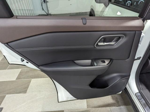 Photo of 2023 Pearl White Tricoat/Super Black Nissan Rogue