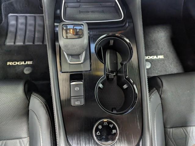 Photo of 2023 Pearl White Tricoat/Super Black Nissan Rogue