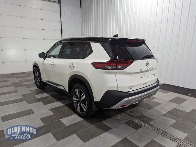 Photo of 2023 Pearl White Tricoat/Super Black Nissan Rogue