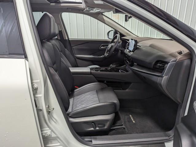 Photo of 2023 Pearl White Tricoat/Super Black Nissan Rogue