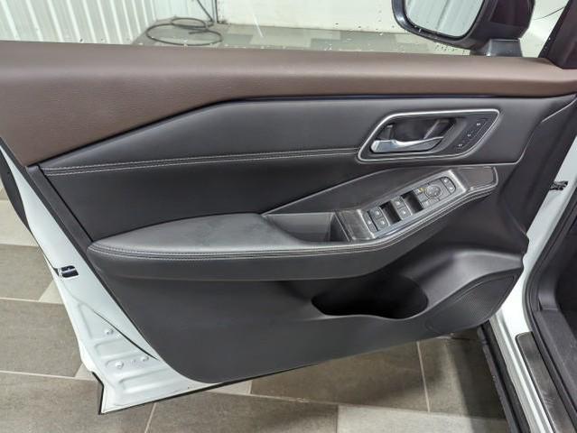 Photo of 2023 Pearl White Tricoat/Super Black Nissan Rogue